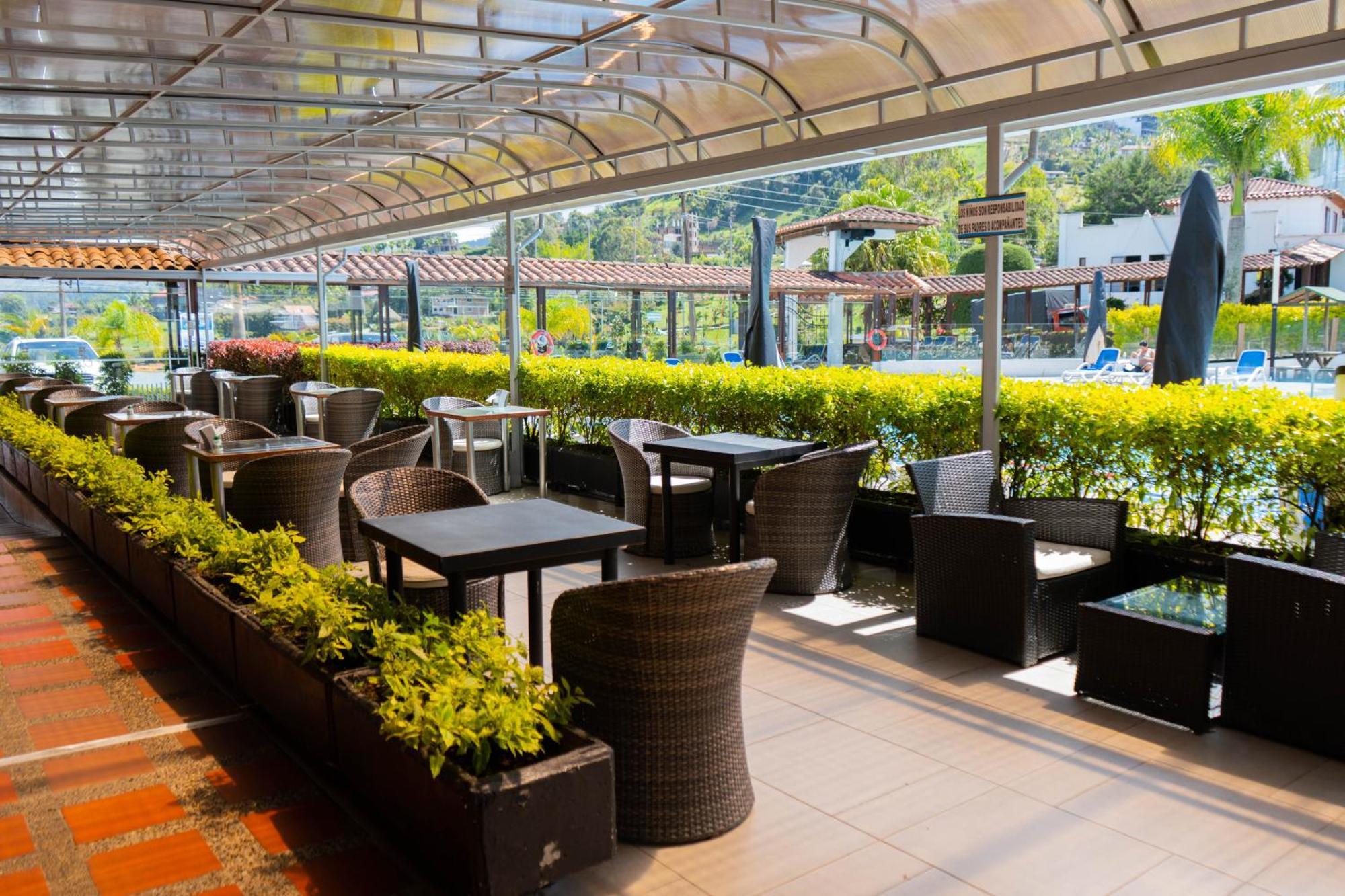 Hotel Los Recuerdos Guatapé 外观 照片 The outdoor seating area of the restaurant